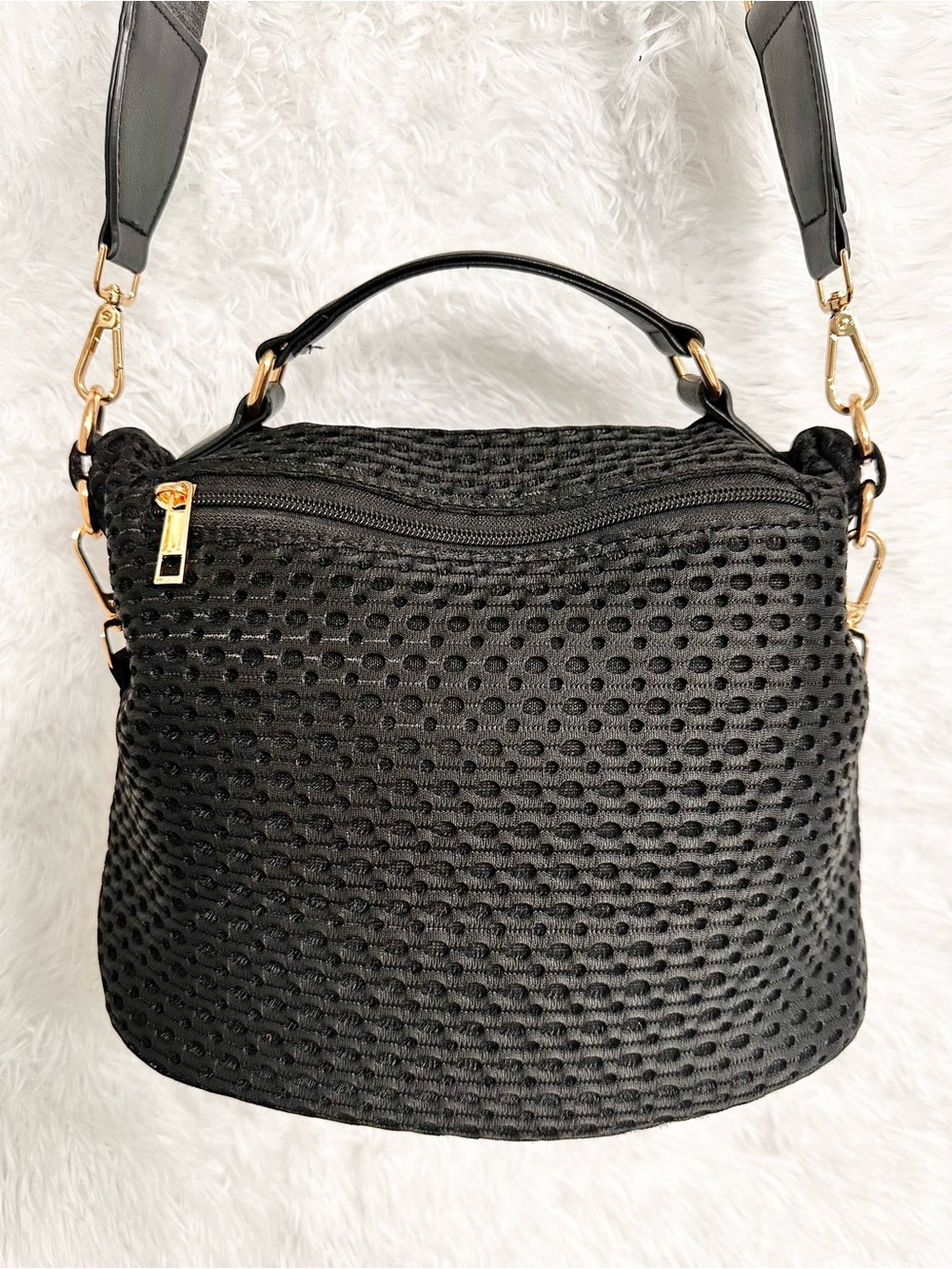 NWOT Black Textured Shoulder/Crossbody Bag With Chunky Gold Hardware - Picture 2 of 6